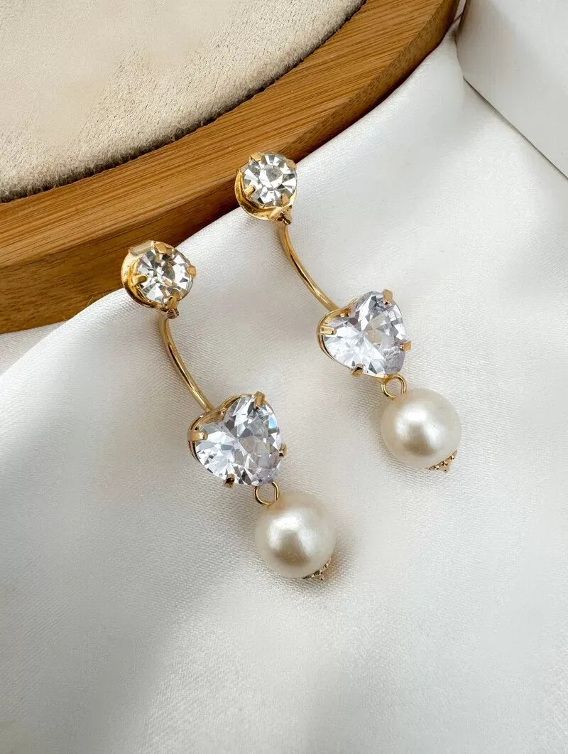 Brinco Folheado a Ouro 18k Coração de Zircônia com Pérola