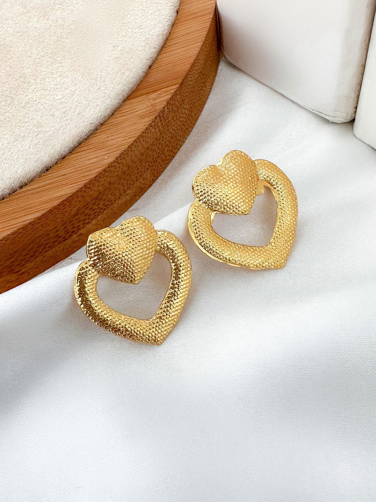 brinco folheado a ouro 18k coração duplo texturizado