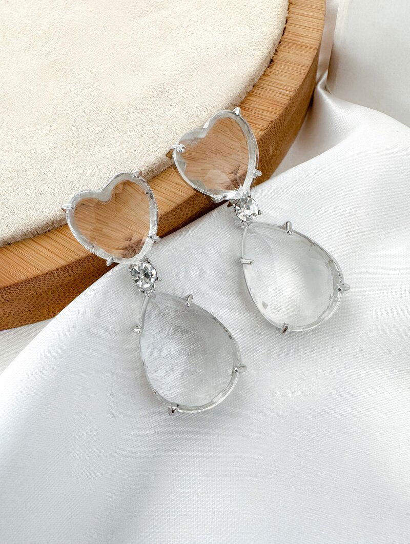 brinco folheado a ouro 18k coração e gota de zircônia