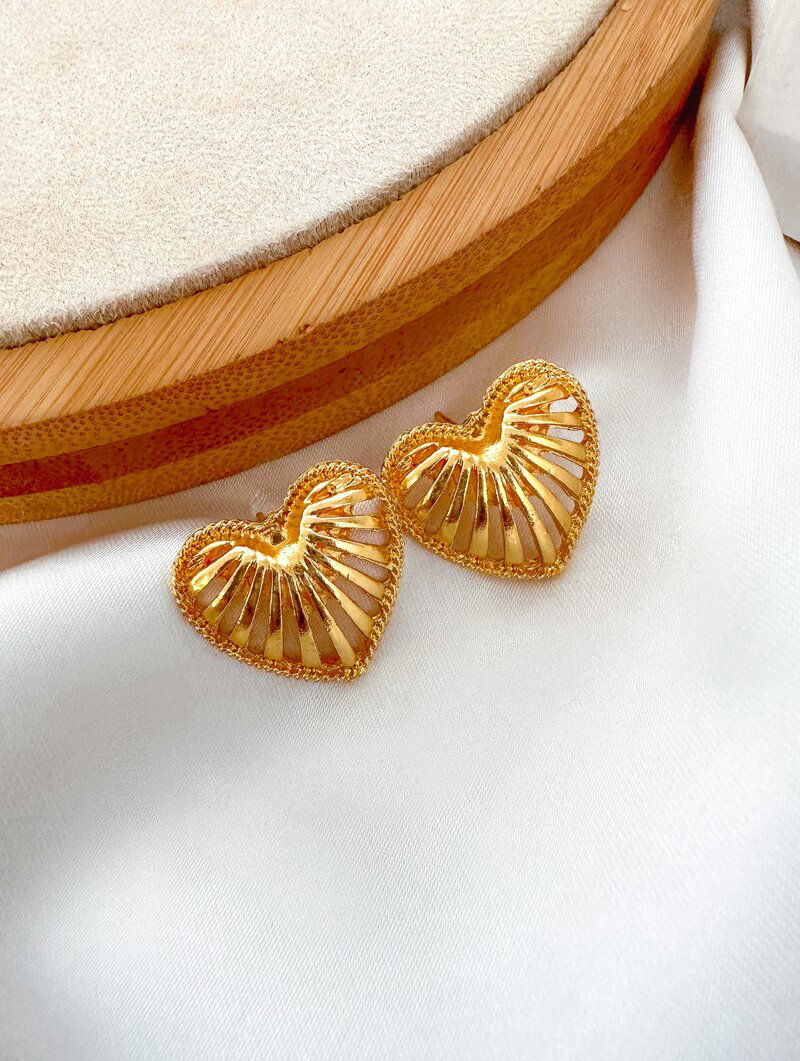 brinco folheado a ouro 18k coração listrado vazado