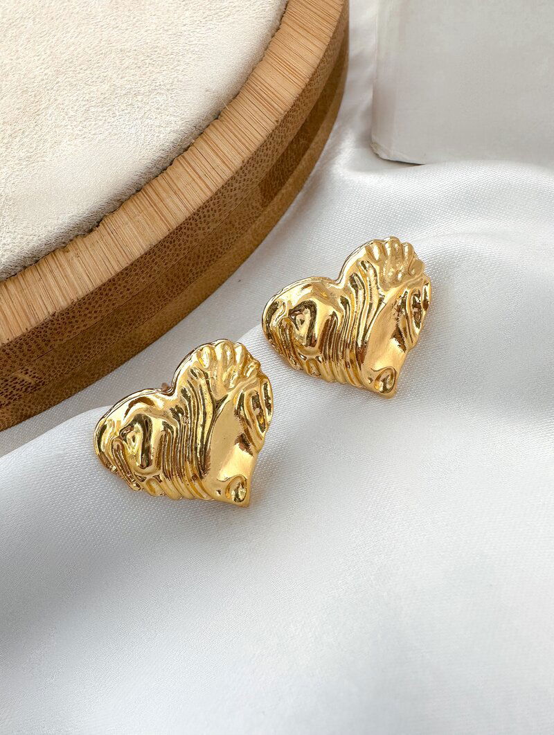 Brinco Folheado a Ouro 18k Coração Martelado