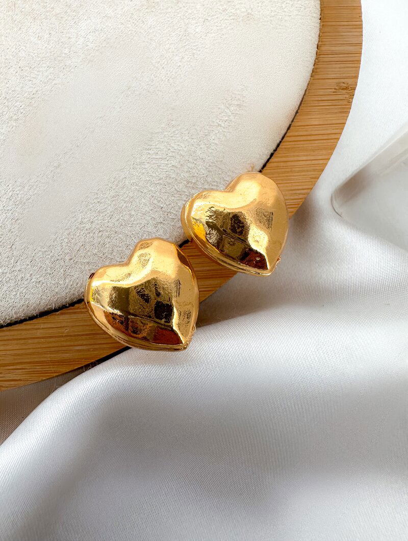 Brinco Folheado a Ouro 18k Coração Martelado