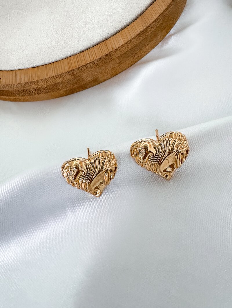 Brinco Folheado a Ouro 18k Coração Martelado
