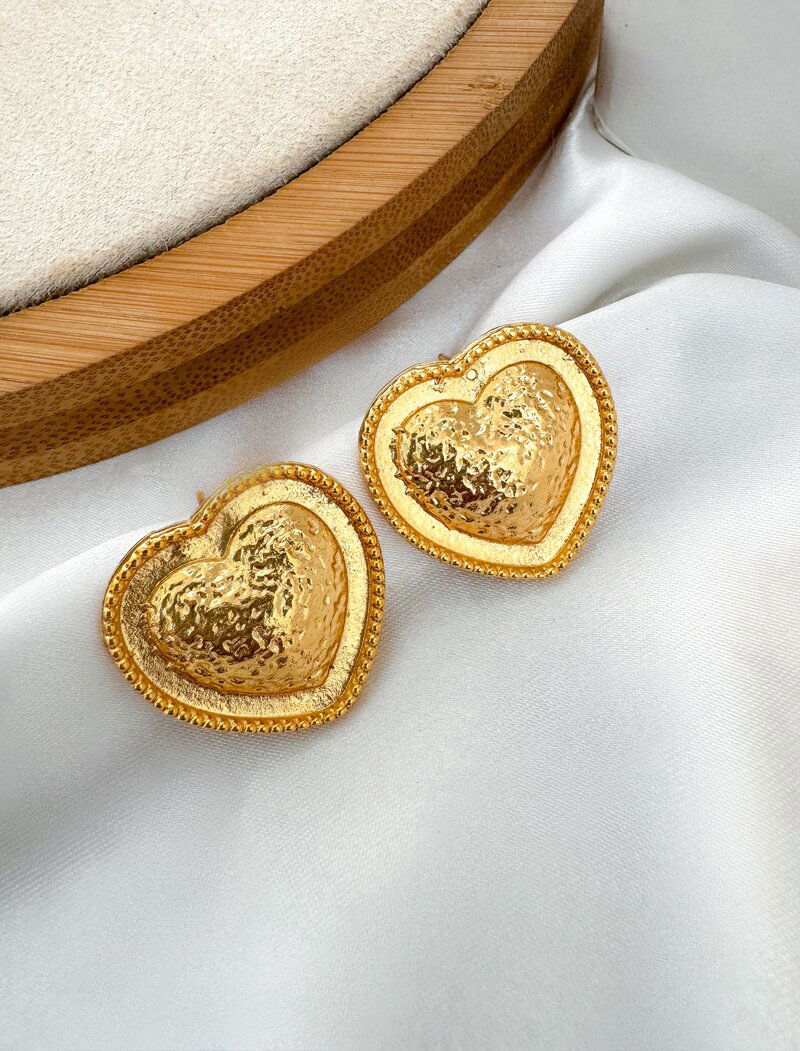 Brinco Folheado a Ouro 18k Coração Martelado com Borda
