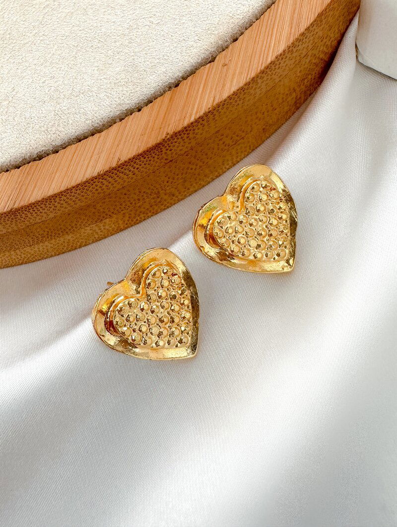 Brinco Folheado a Ouro 18k Coração Martelado com Borda Lisa