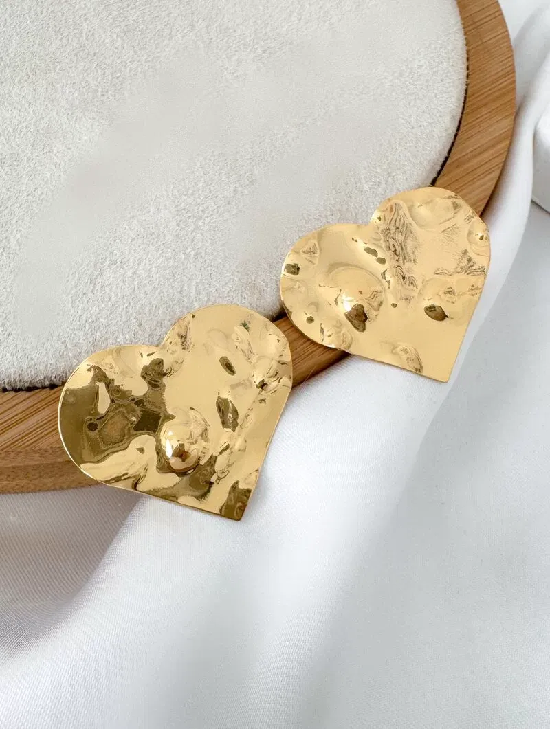 Brinco Folheado a Ouro 18k Coração Martelado Liso