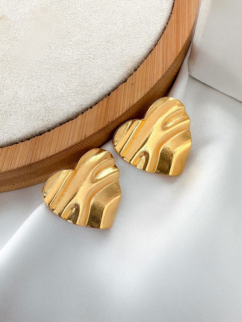 Brinco Folheado a Ouro 18k Coração Martelado Ondulado