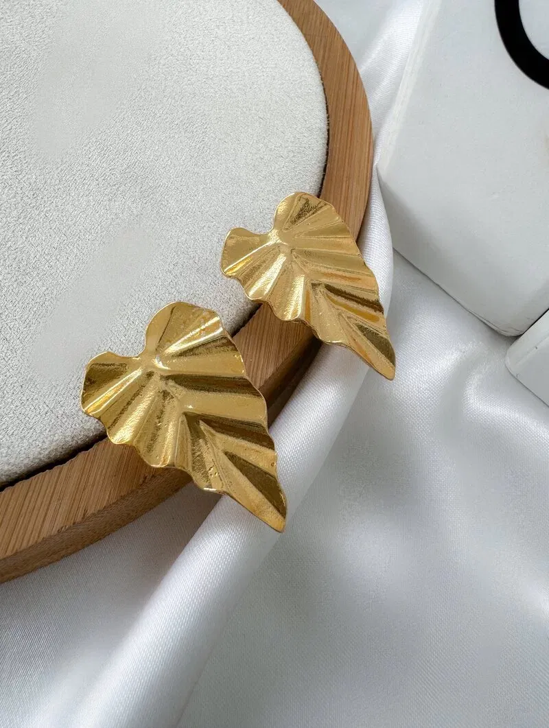 Brinco Folheado a Ouro 18k Coração Orgânico Martelado