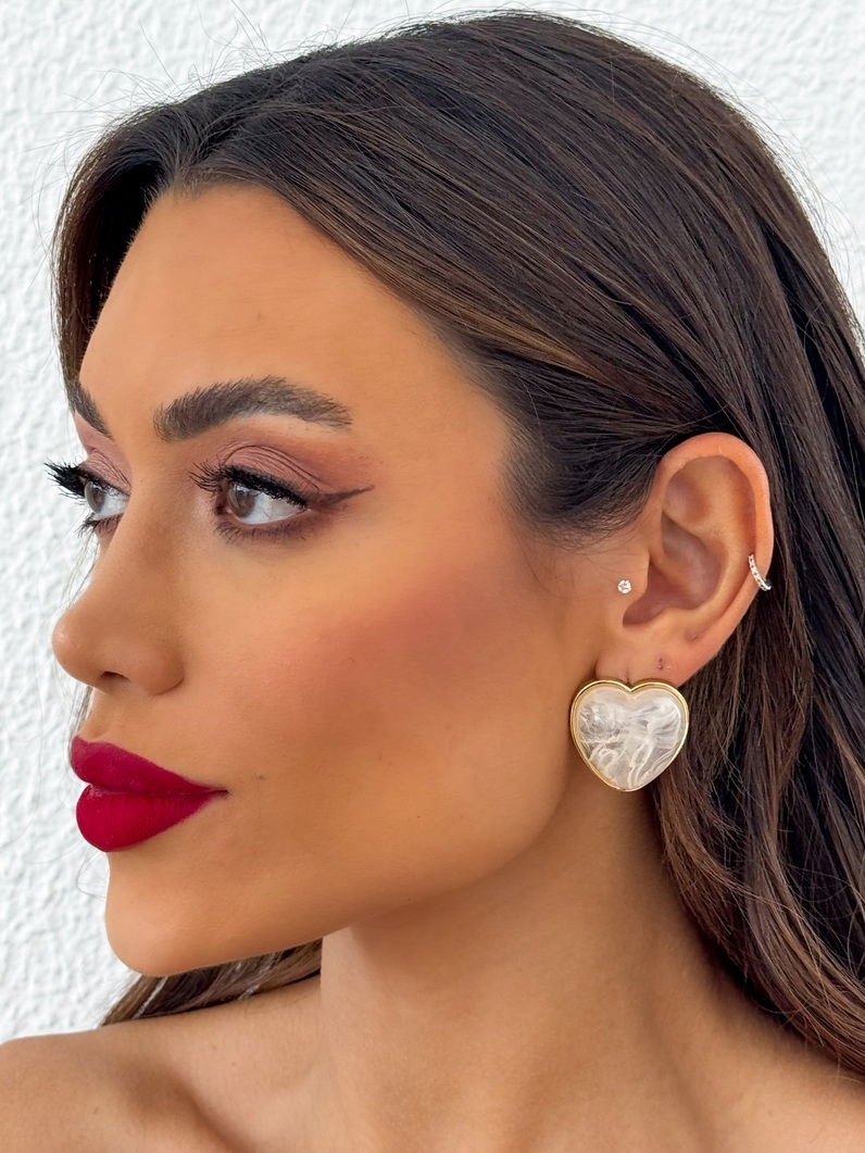 Brinco Folheado a Ouro 18k Coração Resinado