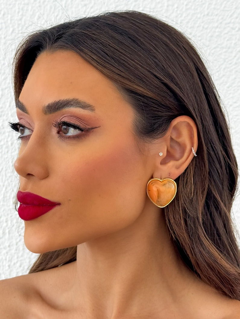 Brinco Folheado a Ouro 18k Coração Resinado