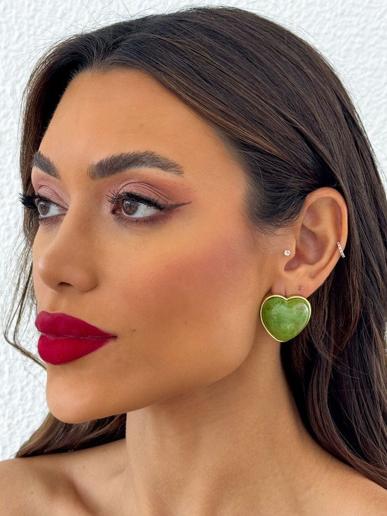 Brinco Folheado a Ouro 18k Coração Resinado