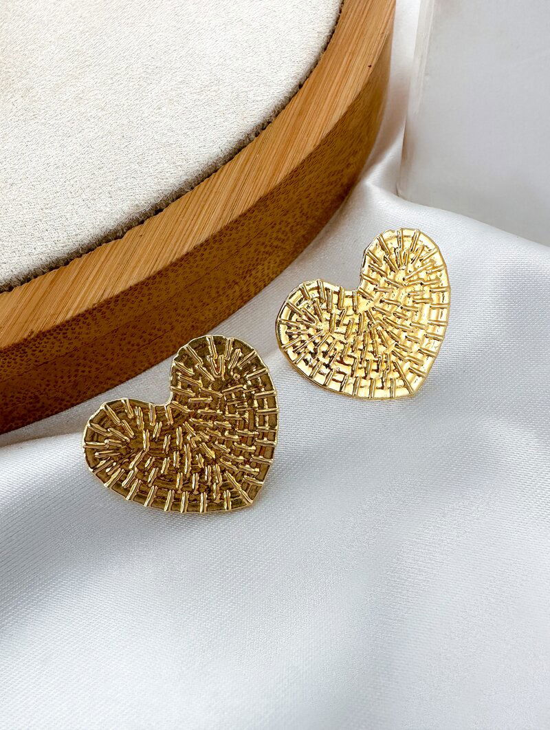 Brinco Folheado a Ouro 18k Coração Texturizado