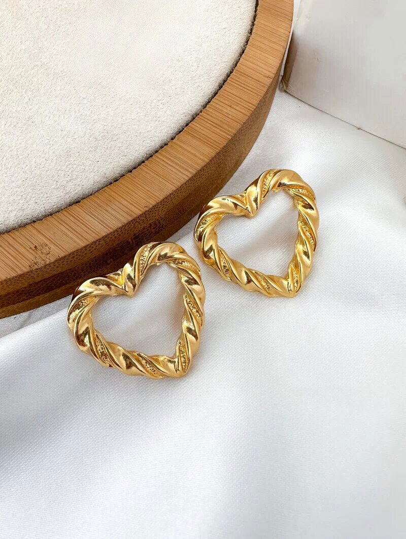 Brinco Folheado a Ouro 18k Coração Torcido