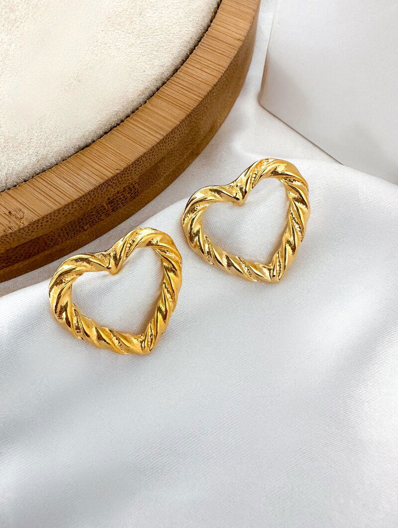 Brinco Folheado a Ouro 18K Coração Torcido