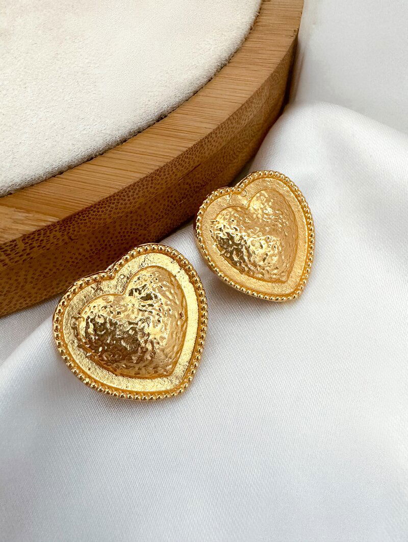 Brinco Folheado a Ouro 18k Coração Trabalhado