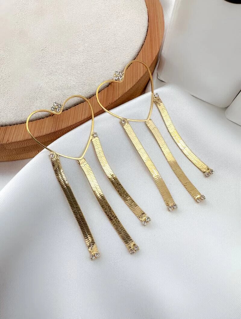 Brinco Folheado a Ouro 18k Coração Vazado com Fitas Laminadas e Pontos de Luz