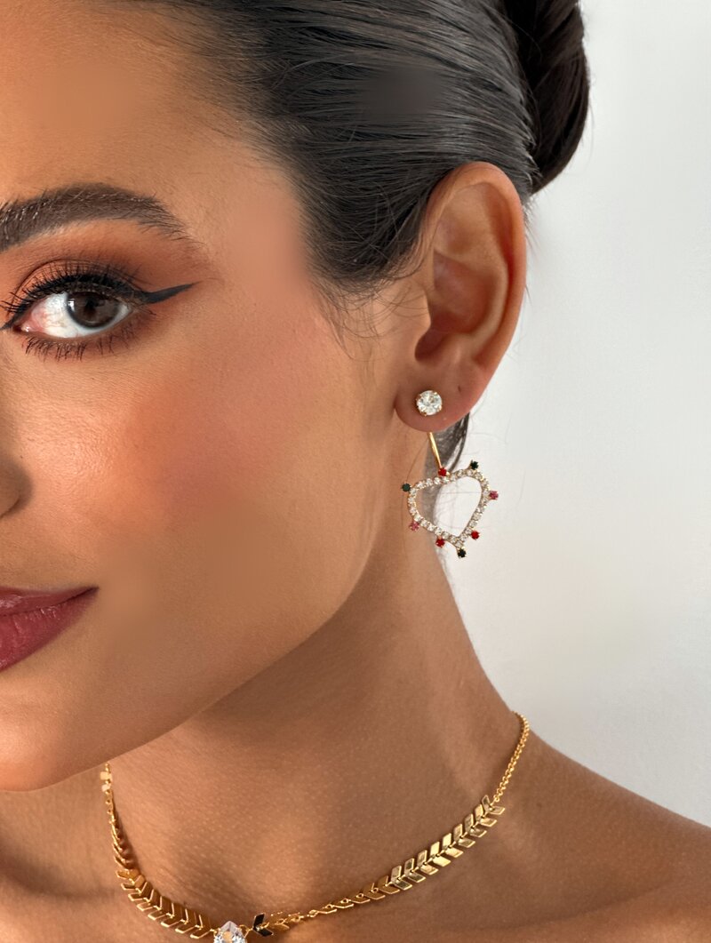 Brinco Folheado a Ouro 18k Coração Vazado com Micro Zircônias Coloridas