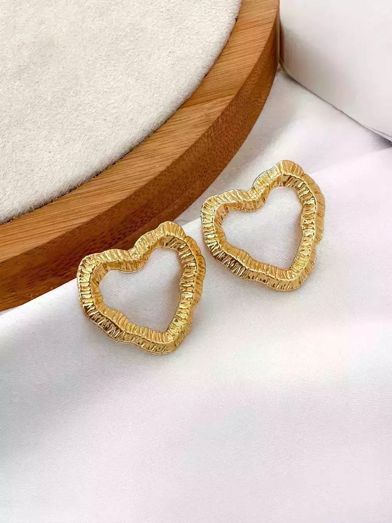 brinco folheado a ouro 18k coração vazado martelado.