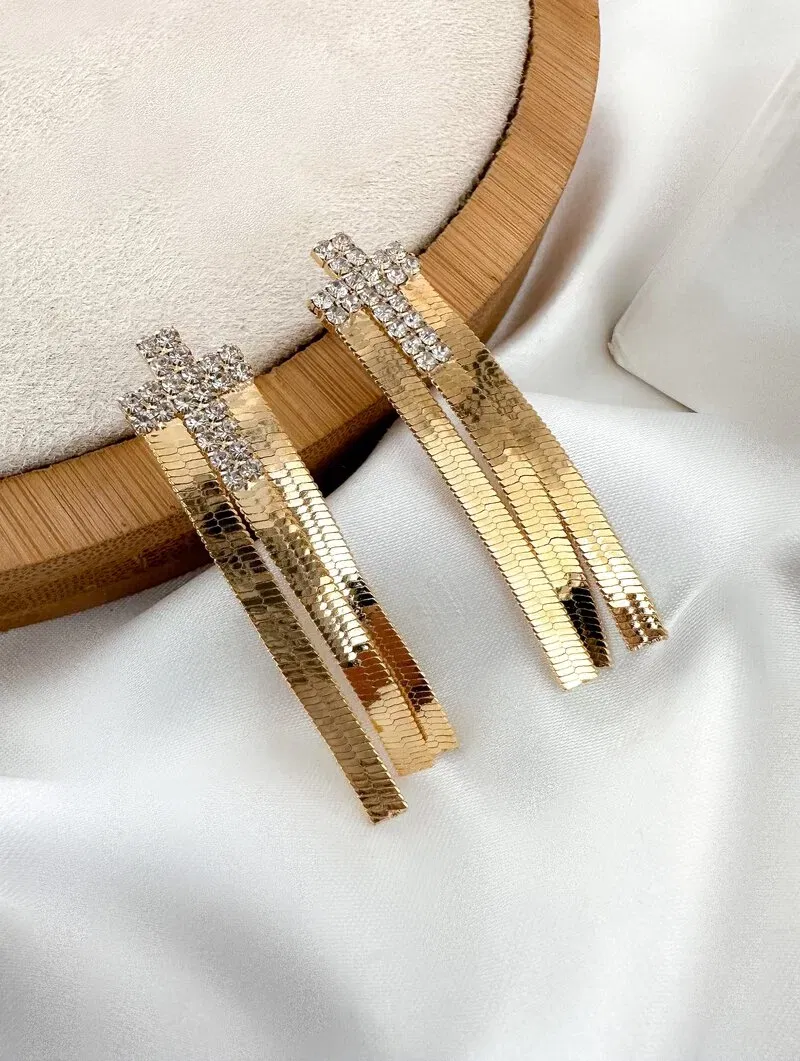 Brinco Folheado a Ouro 18k Crucifixo Cravejado com Fita Laminada