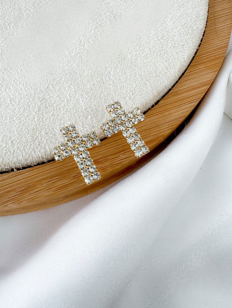 Brinco Folheado a Ouro 18k Cruz Cravejada