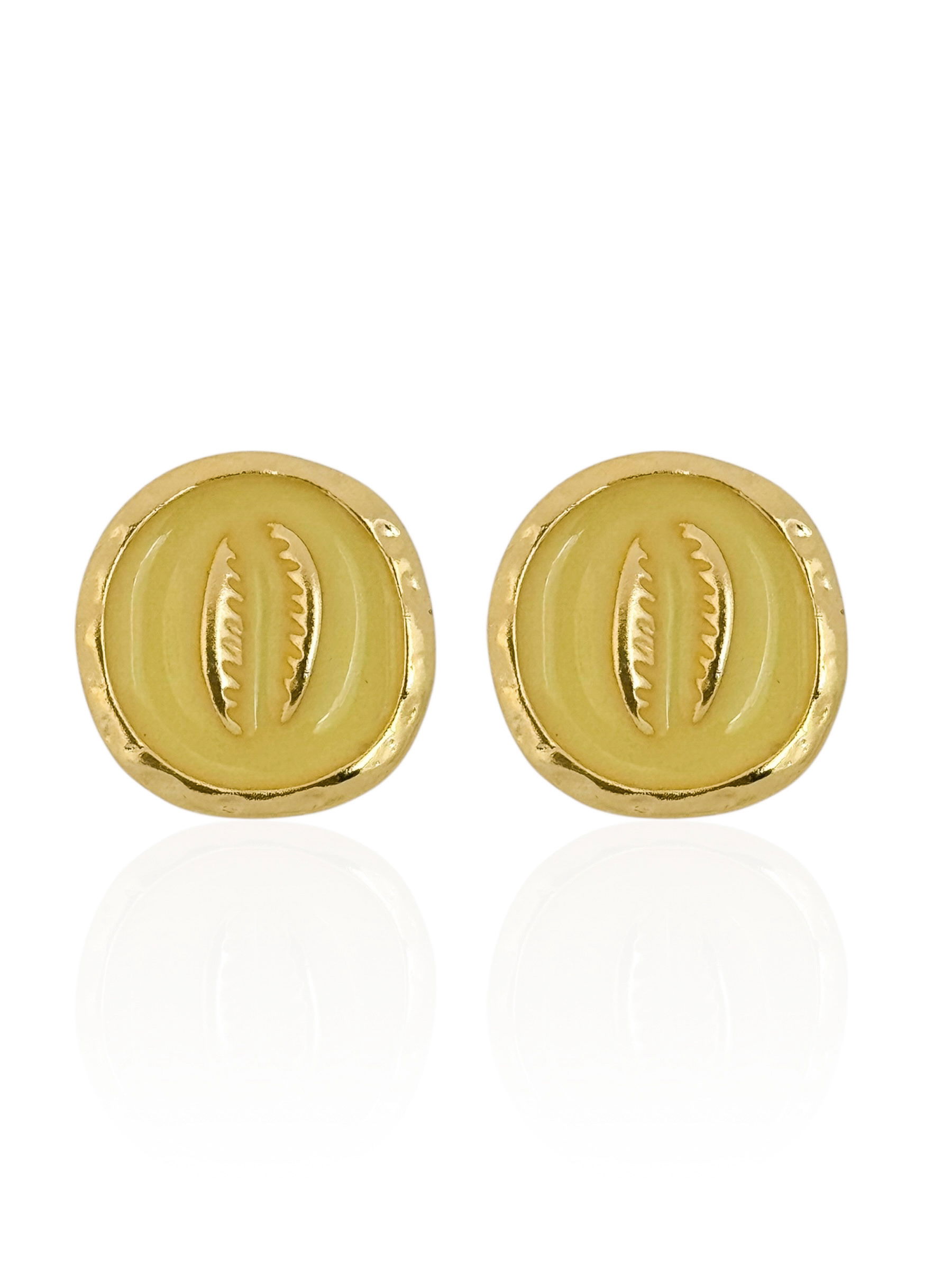 Brinco Folheado a Ouro 18k Design Búzios Resinada