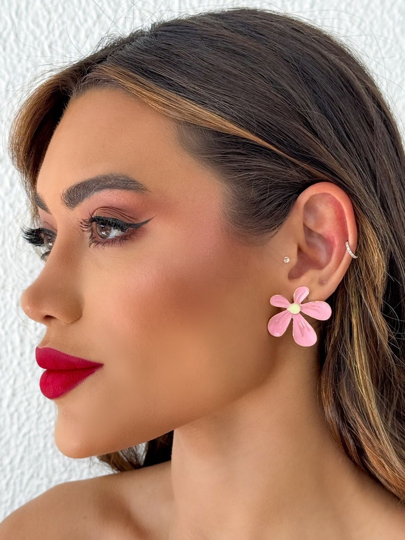 Brinco Folheado a Ouro 18k Design Flor Resinada