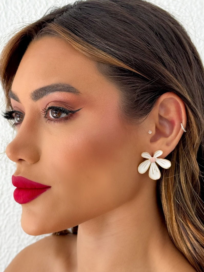 Brinco Folheado a Ouro 18k Design Flor Resinada