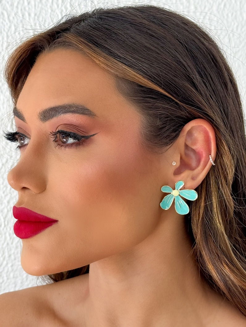 Brinco Folheado a Ouro 18k Design Flor Resinada