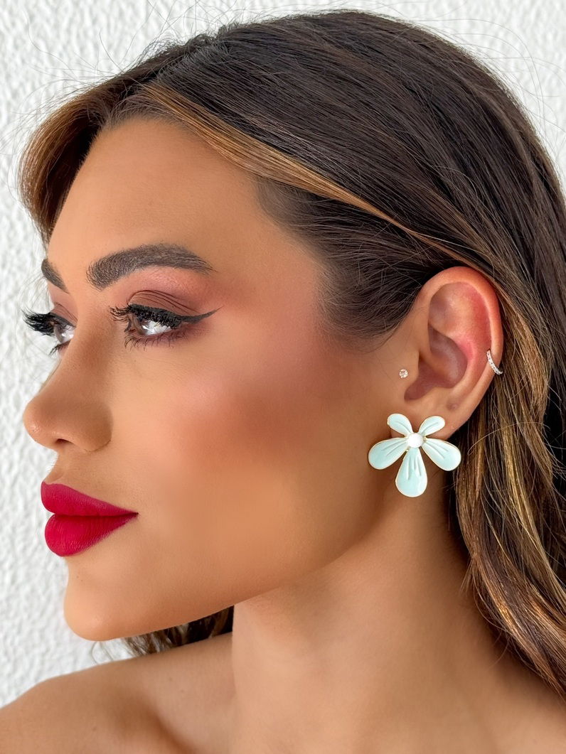 Brinco Folheado a Ouro 18k Design Flor Resinada