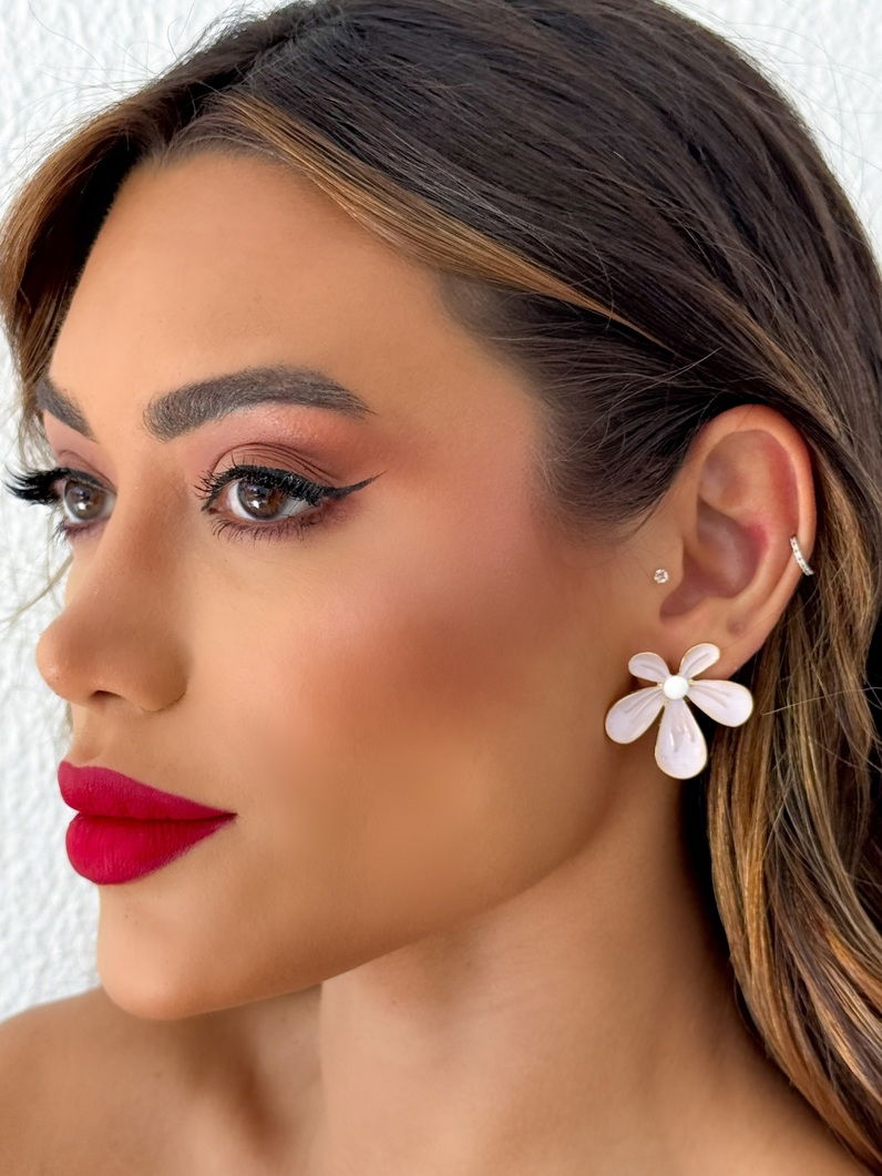 Brinco Folheado a Ouro 18k Design Flor Resinada