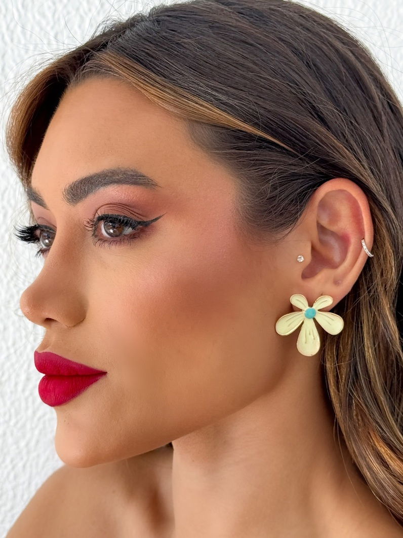 Brinco Folheado a Ouro 18k Design Flor Resinada