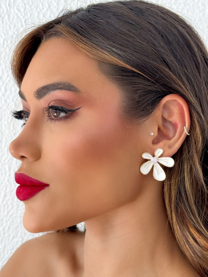 Brinco Folheado a Ouro 18k Design Flor Resinada