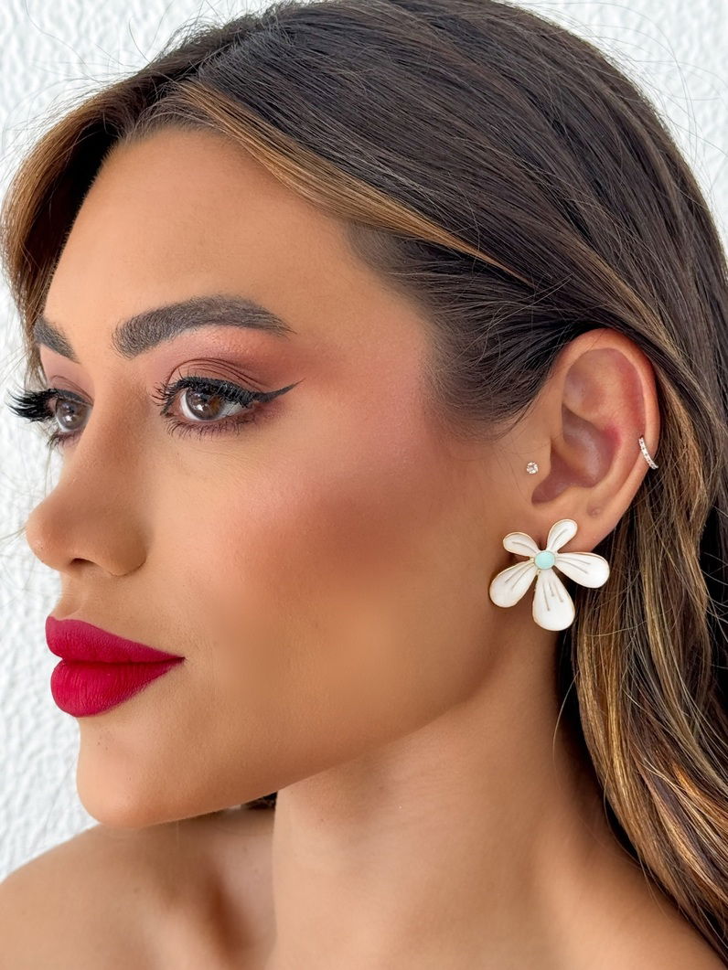 Brinco Folheado a Ouro 18k Design Flor Resinada