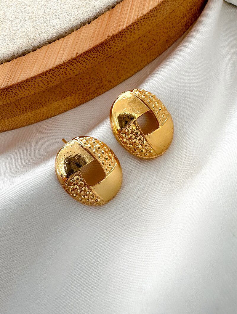 Brinco Folheado a Ouro 18k Design Oval Vazado