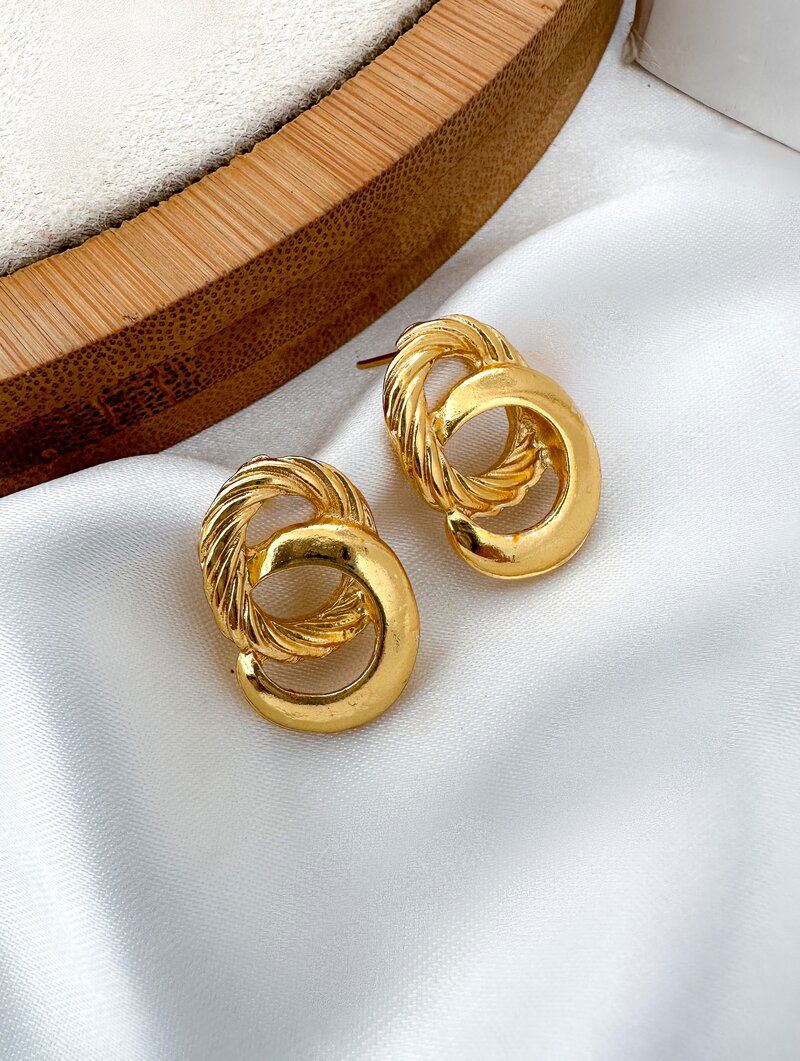 Brinco Folheado a Ouro 18k Design Símbolo do Infinito