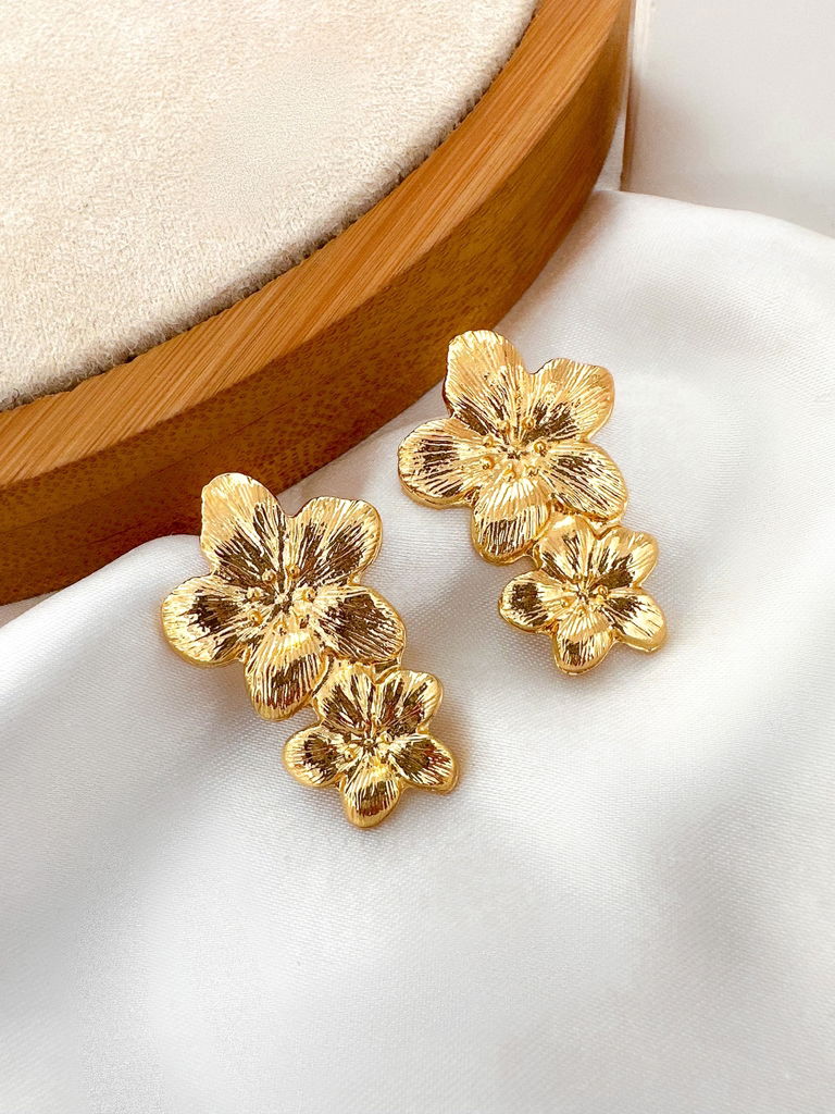 brinco folheado a ouro 18k duas flores