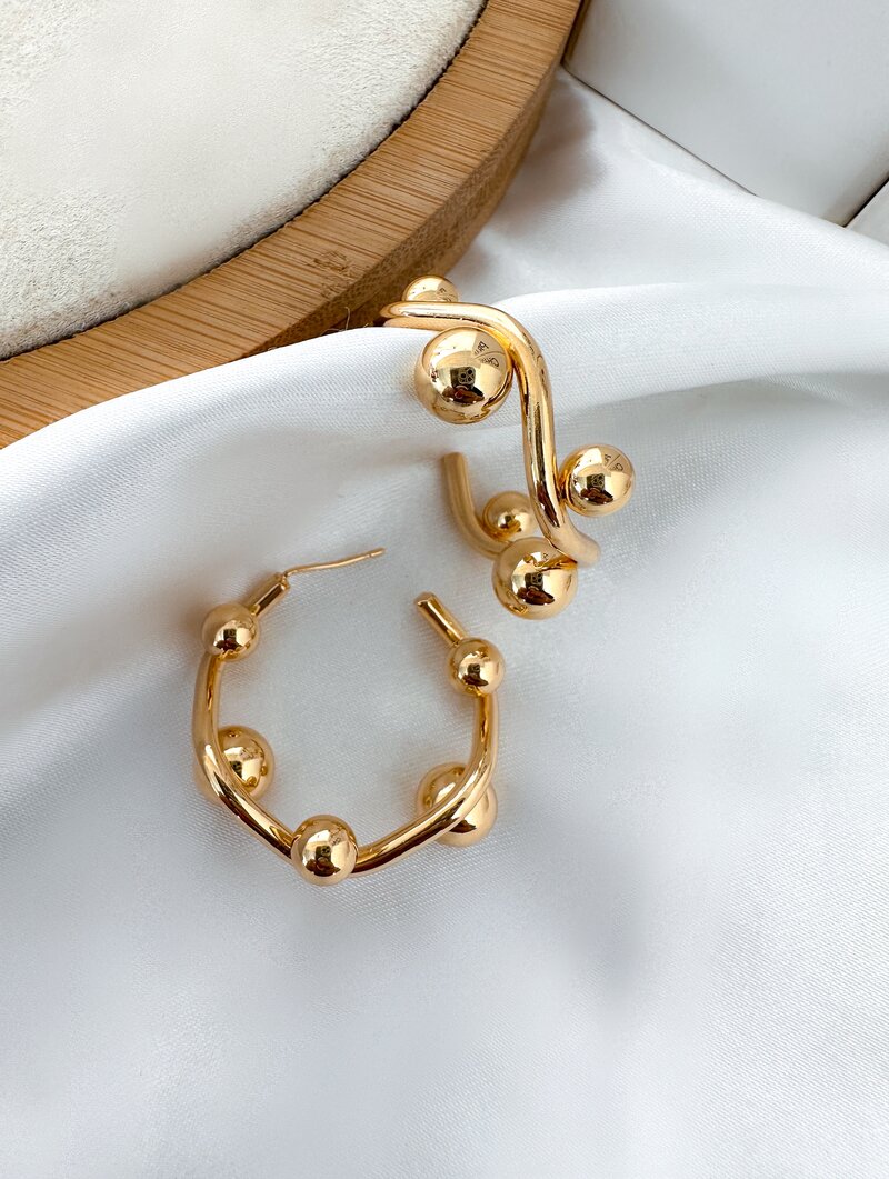 Brinco Folheado a Ouro 18K e a Prata Argola com Esferas