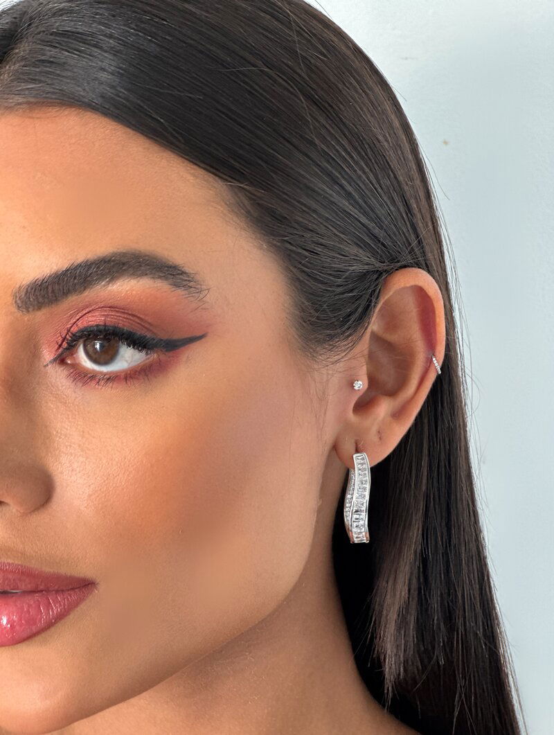 Brinco Folheado a Ouro 18K e a Prata Argola Oval com Navetes