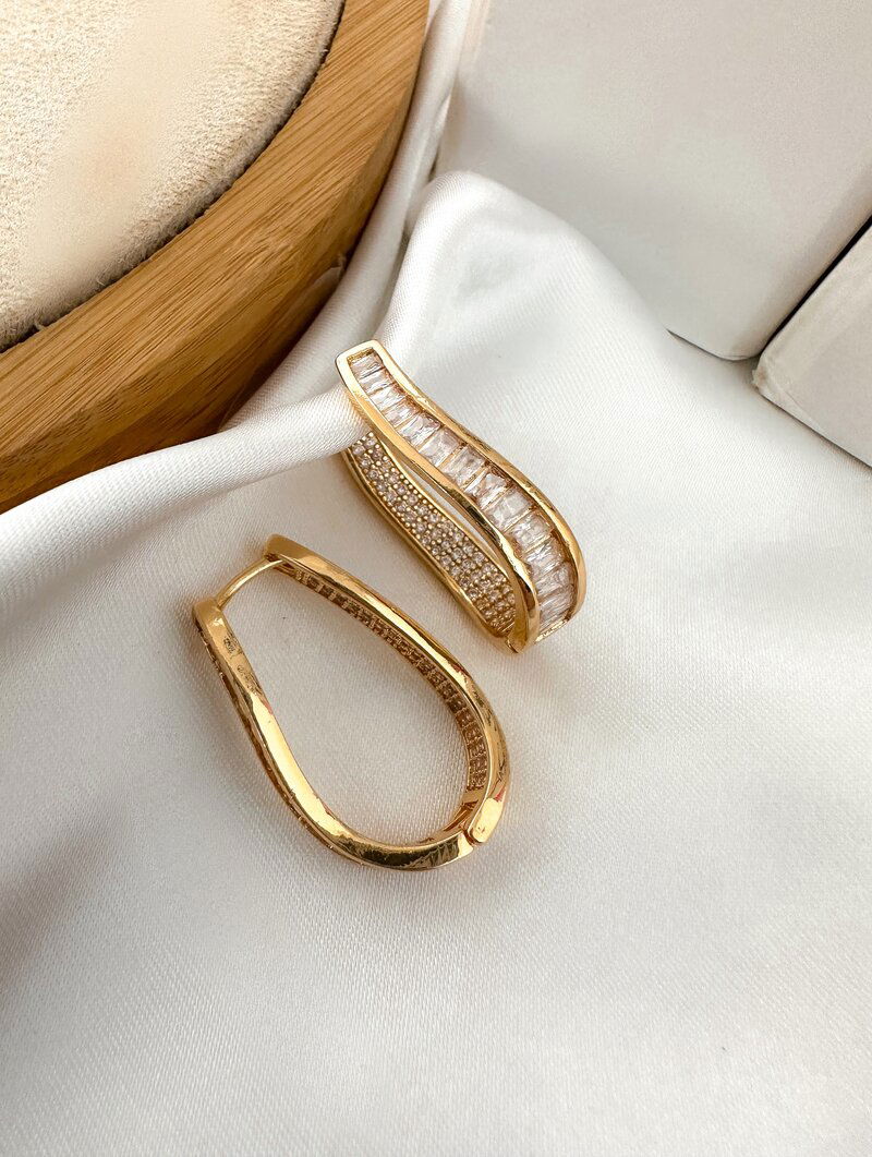 Brinco Folheado a Ouro 18K e a Prata Argola Oval com Navetes