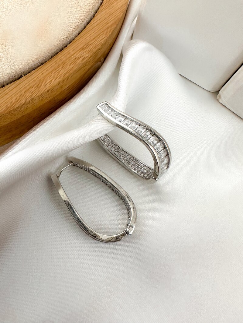 Brinco Folheado a Ouro 18K e a Prata Argola Oval com Navetes