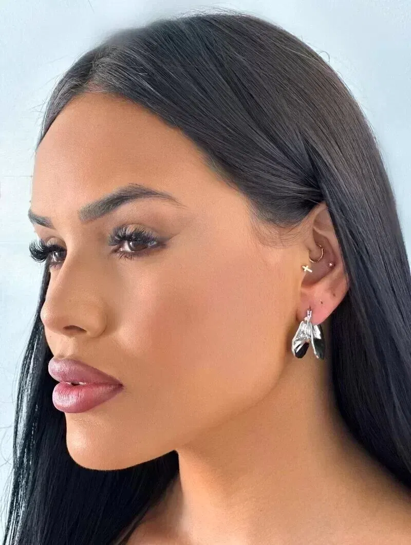 Brinco Folheado a Ouro 18K e a Prata Argola Trabalhada fecho Click