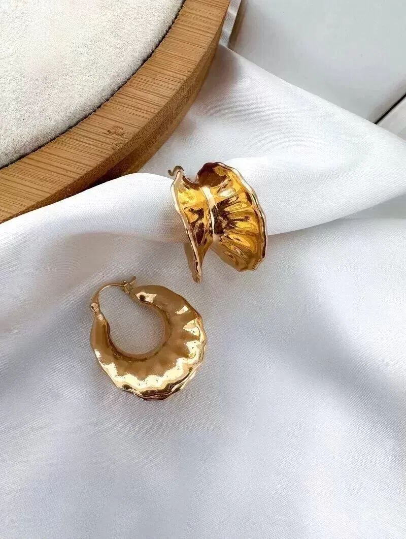 Brinco Folheado a Ouro 18K e a Prata Argola Trabalhada fecho Click