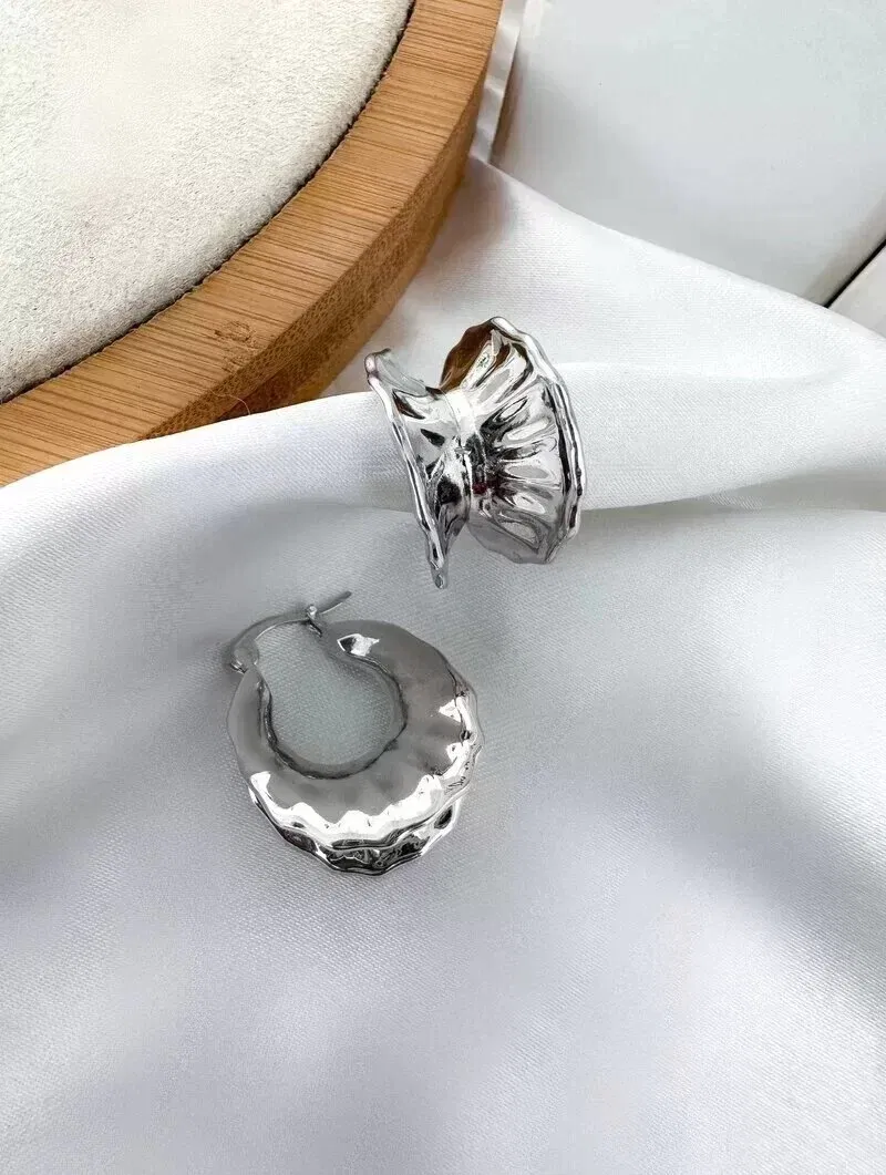Brinco Folheado a Ouro 18K e a Prata Argola Trabalhada fecho Click