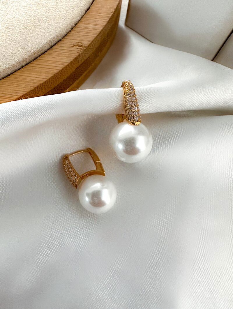 Brinco Folheado a Ouro 18K e a Prata Argolinha Cravejada com Pérola