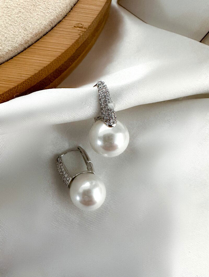 Brinco Folheado a Ouro 18K e a Prata Argolinha Cravejada com Pérola