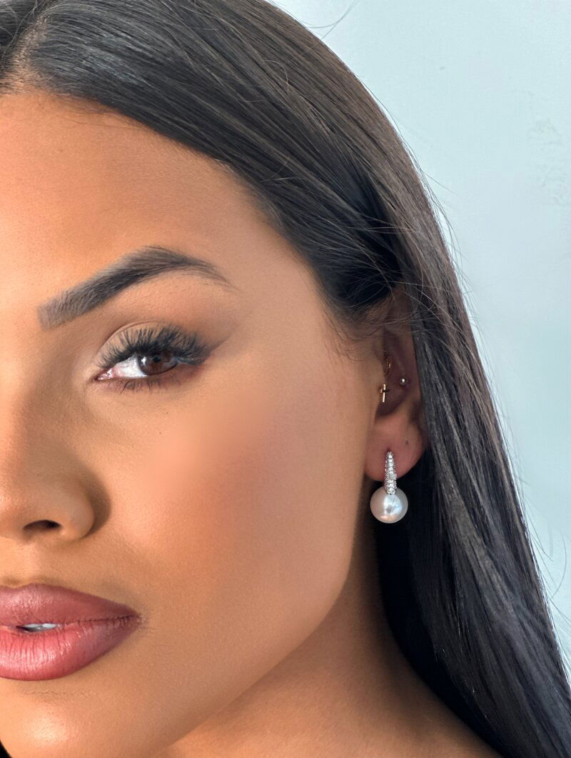 Brinco Folheado a Ouro 18K e a Prata Argolinha Cravejada com Pérola