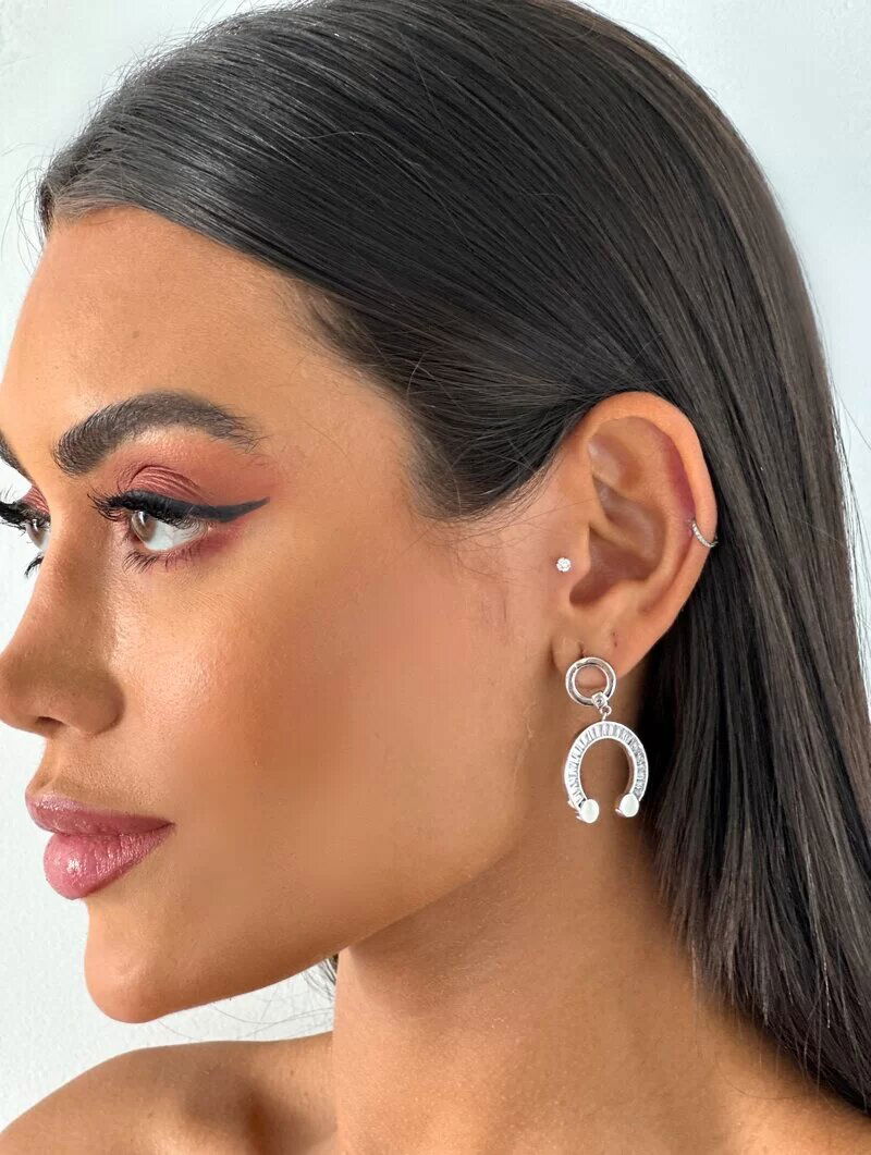 Brinco Folheado a Ouro 18K e a Prata Argolinha Design Ferradura com Navetes