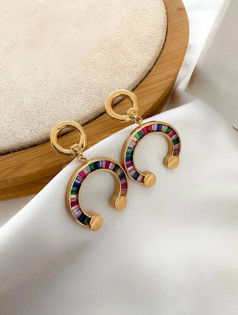 Brinco Folheado a Ouro 18K e a Prata Argolinha Design Ferradura com Navetes