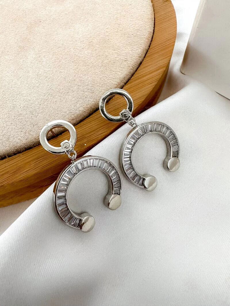 Brinco Folheado a Ouro 18K e a Prata Argolinha Design Ferradura com Navetes