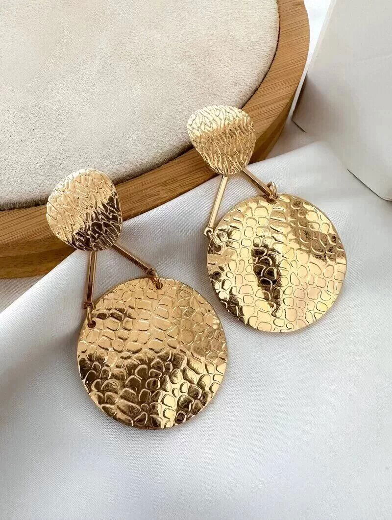 Brinco Folheado a Ouro 18K e a Prata Botton Texturizado com Ponteira